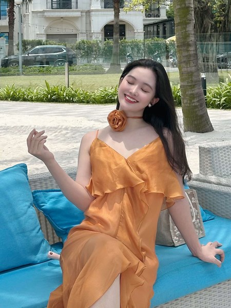 Hiển thị chi tiết cho Đầm suông bèo đổ có hoa buộc cổ Ảnh của Đầm suông bèo đổ có hoa buộc cổ