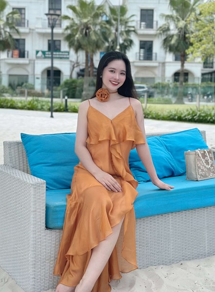 Hiển thị chi tiết cho Đầm suông bèo đổ có hoa buộc cổ Ảnh của Đầm suông bèo đổ có hoa buộc cổ