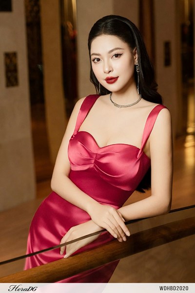 Hiển thị chi tiết cho Đầm lụa ôm 2 dây xoắn nếp Ảnh của Đầm lụa ôm 2 dây xoắn nếp