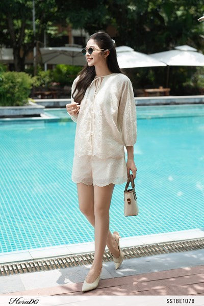 Hiển thị chi tiết cho Set bộ áo kiểu & quần short thêu hoa Ảnh của Set bộ áo kiểu & quần short thêu hoa