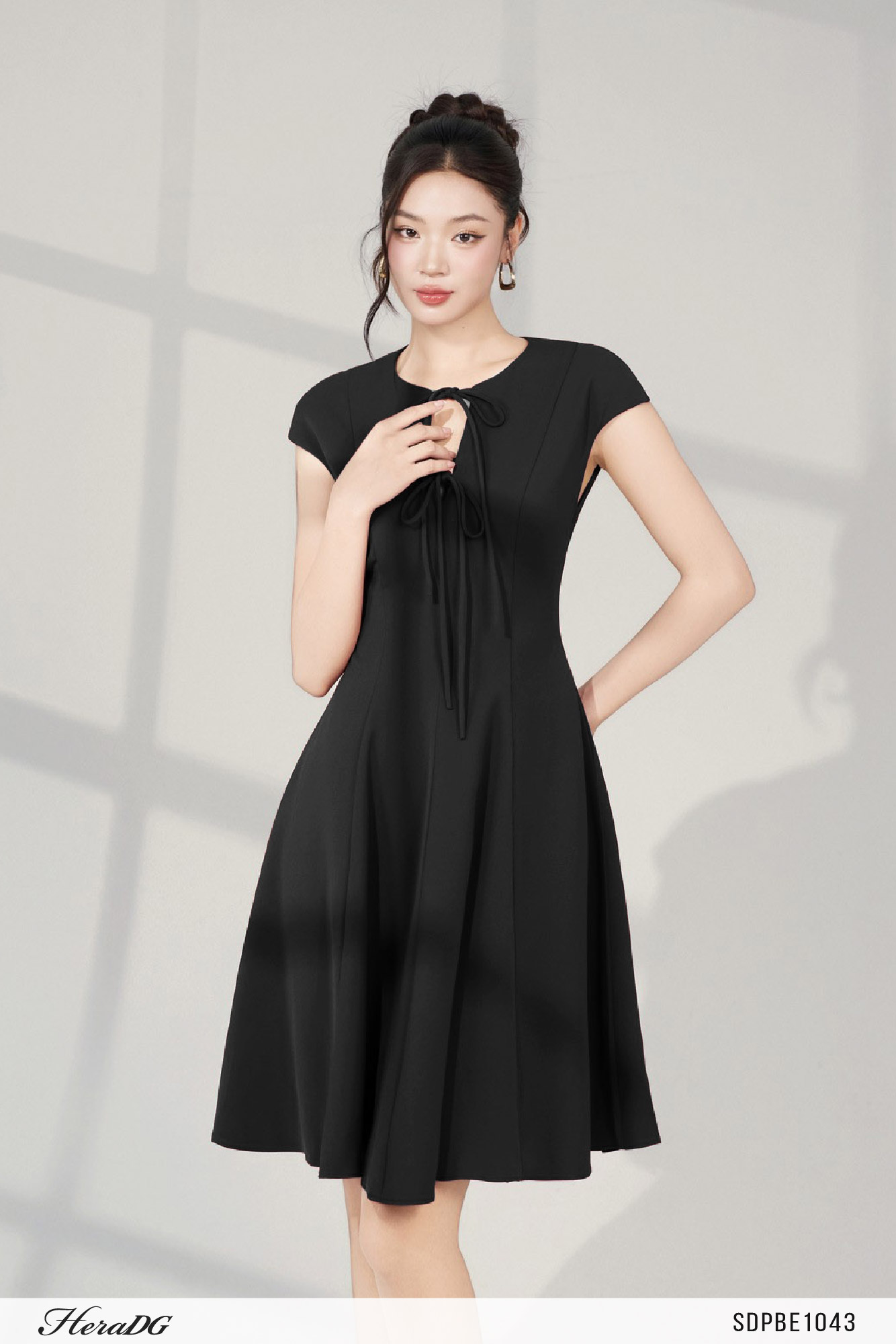 Ảnh của Đầm xoè tay liền cổ nơ