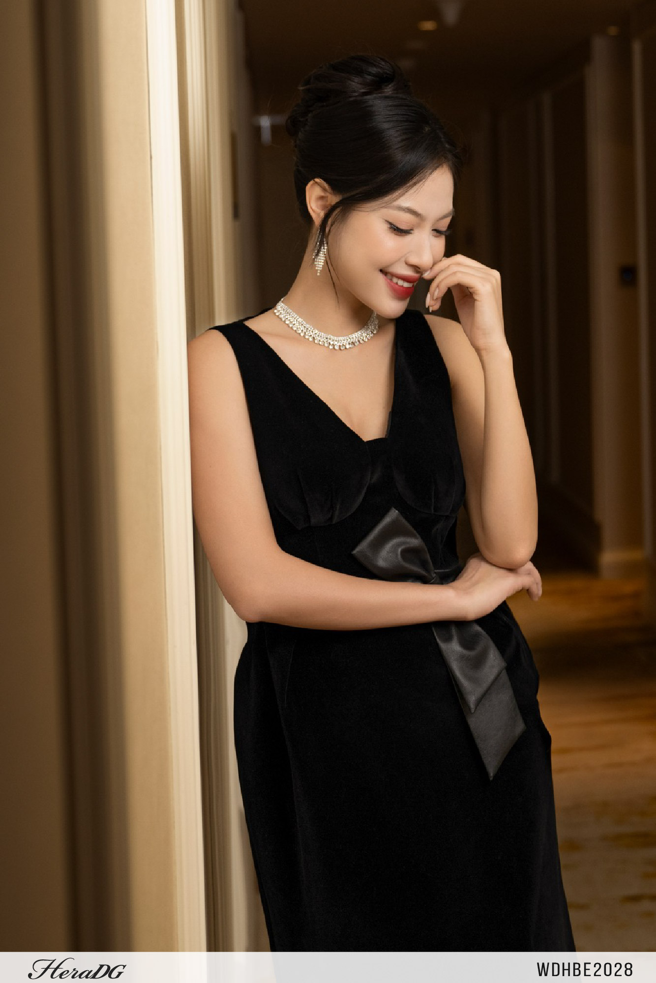 Ảnh của Đầm nhung cổ tim phối nơ da