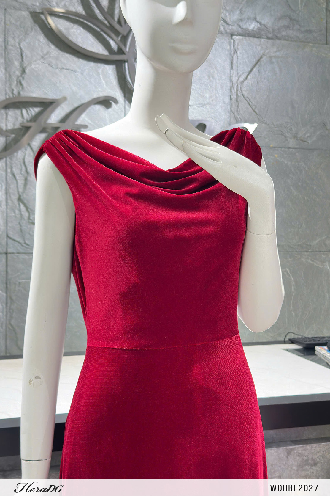 Ảnh của Đầm nhung đuôi cá cổ đổ