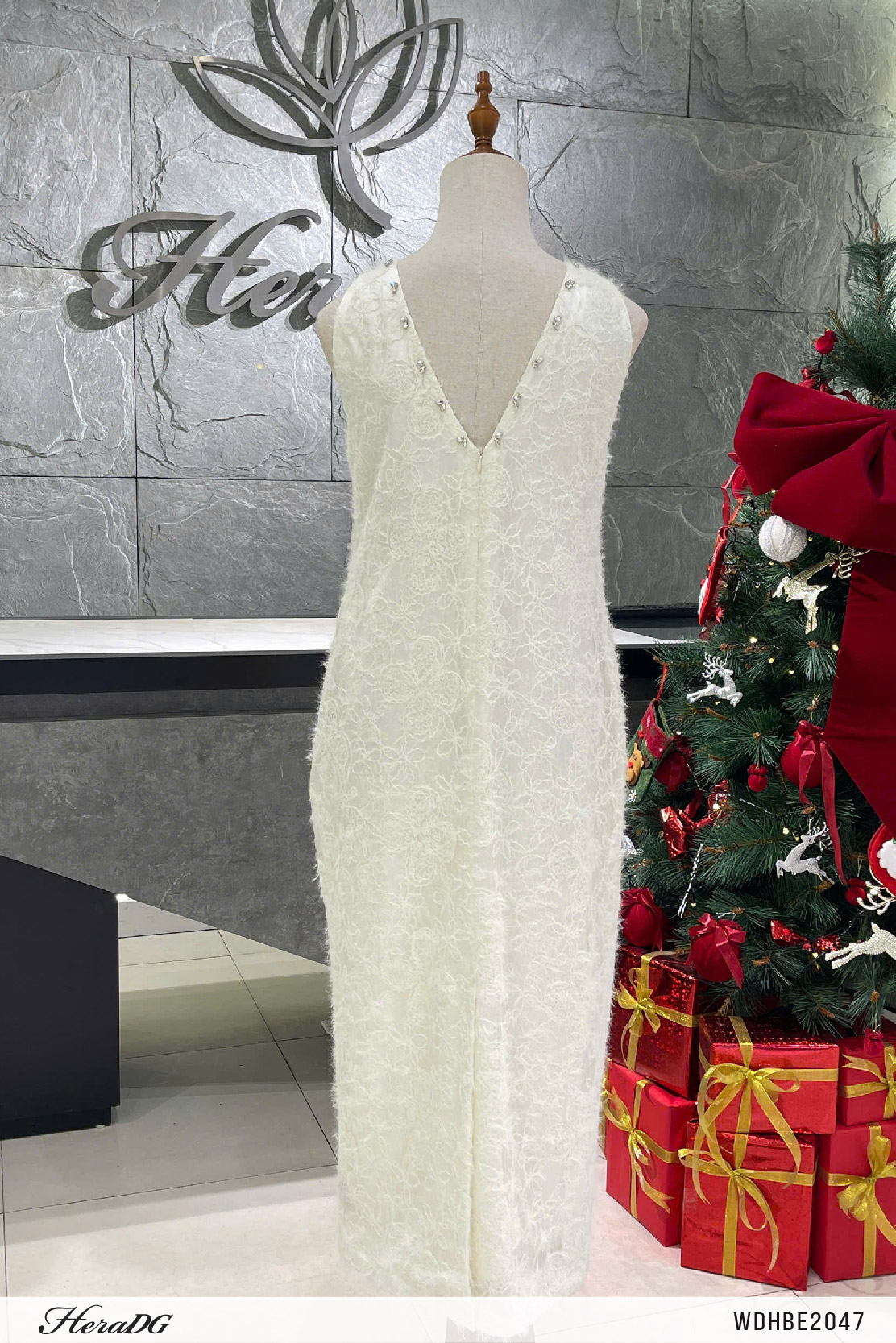 Ảnh của Đầm suông cổ dáng yếm