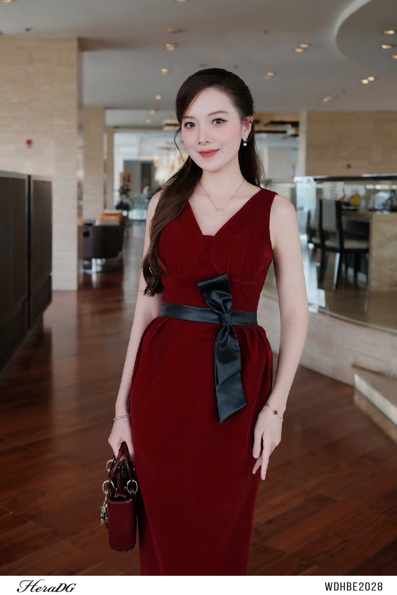 Ảnh của Đầm nhung cổ tim phối nơ da