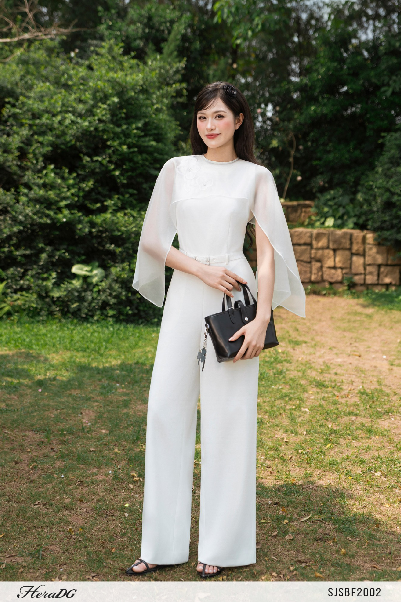 Ảnh của Jumpsuit cổ yếm kèm choàng tơ