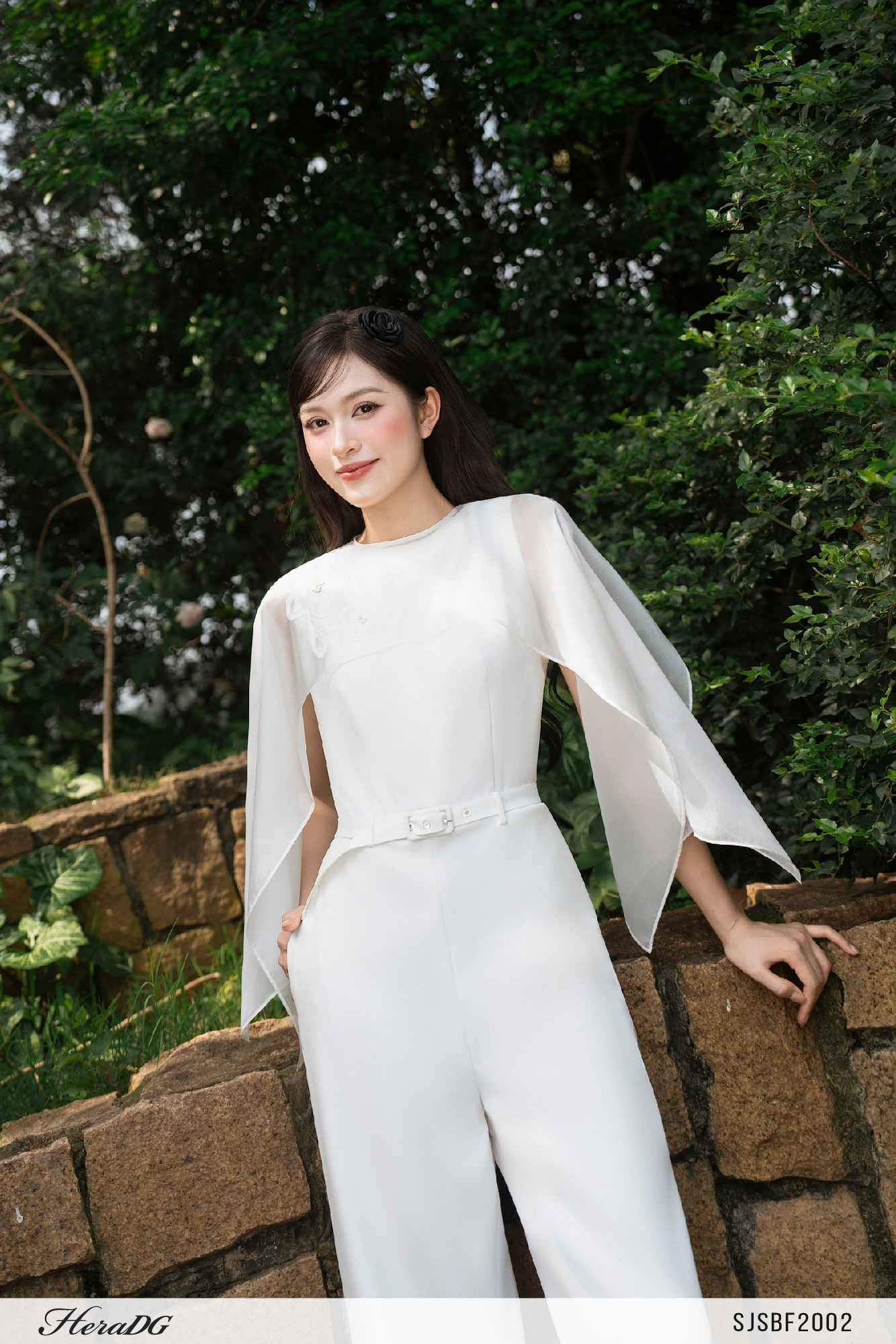 Ảnh của Jumpsuit cổ yếm kèm choàng tơ