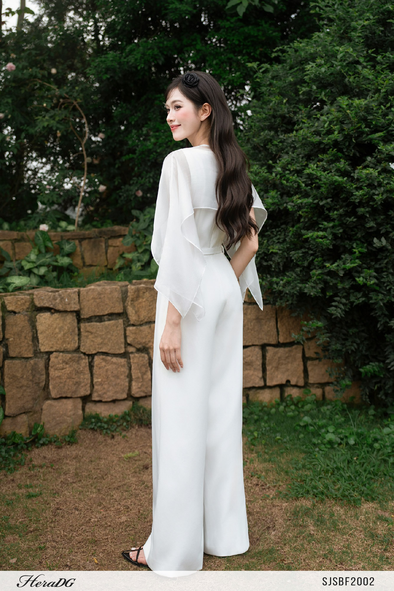 Ảnh của Jumpsuit cổ yếm kèm choàng tơ