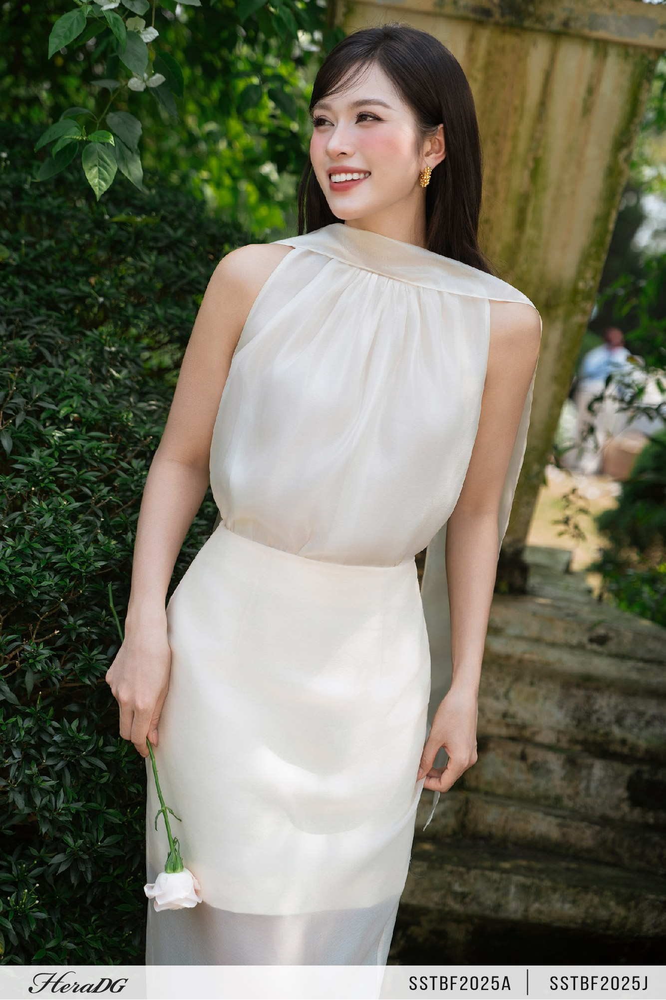 Ảnh của Áo kiểu cổ yếm có khăn