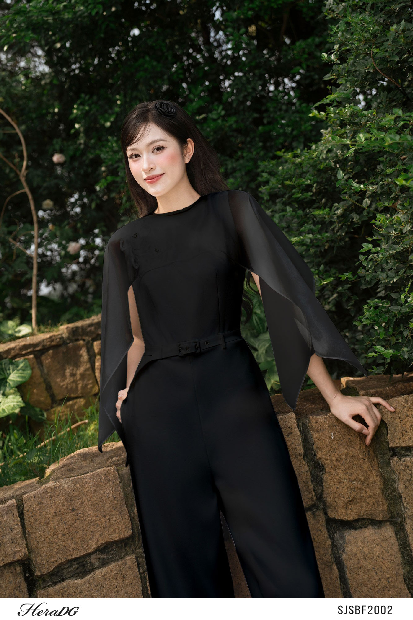 Ảnh của Jumpsuit cổ yếm kèm choàng tơ