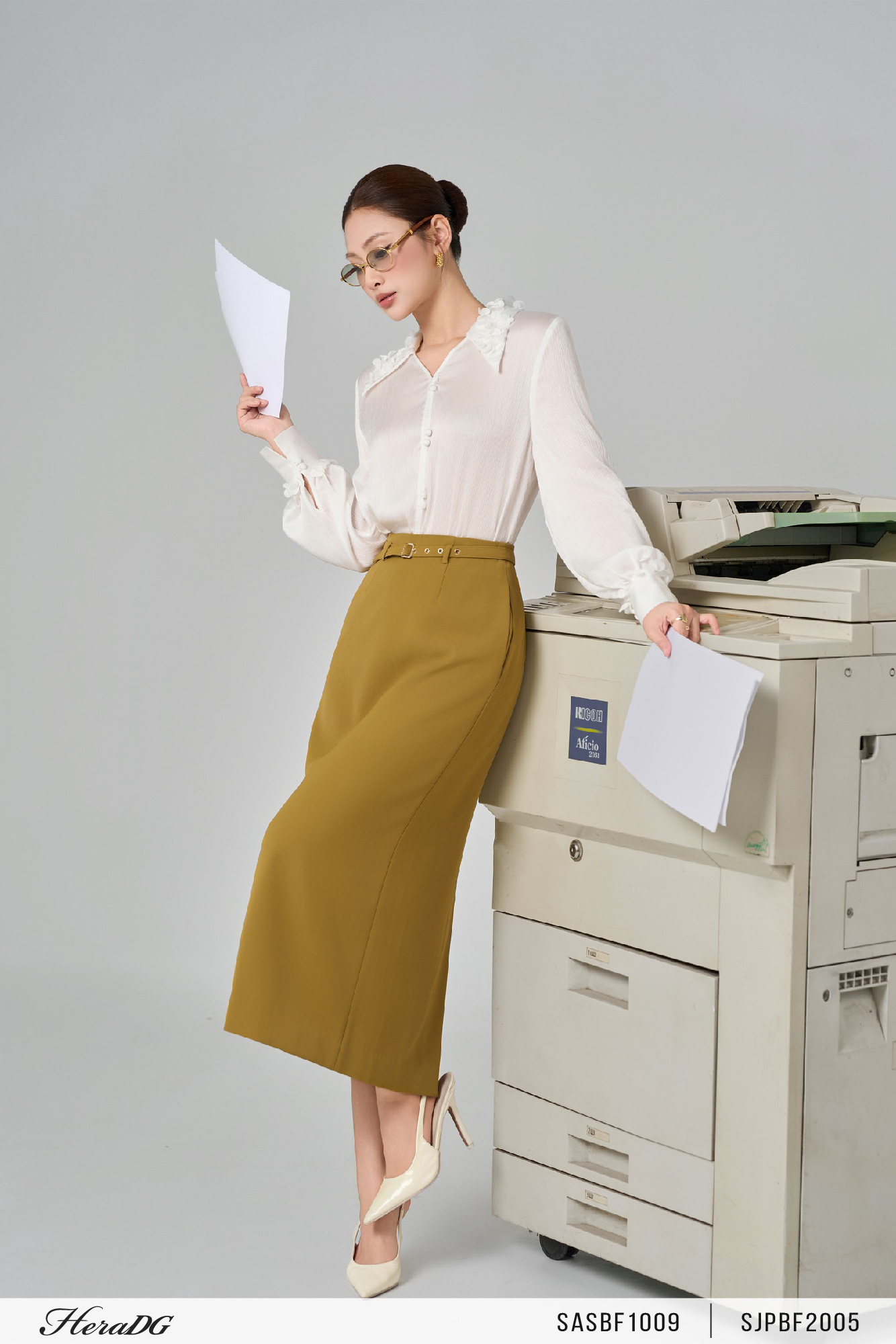 Ảnh của Áo sơ mi cổ và măng séc đính hoa