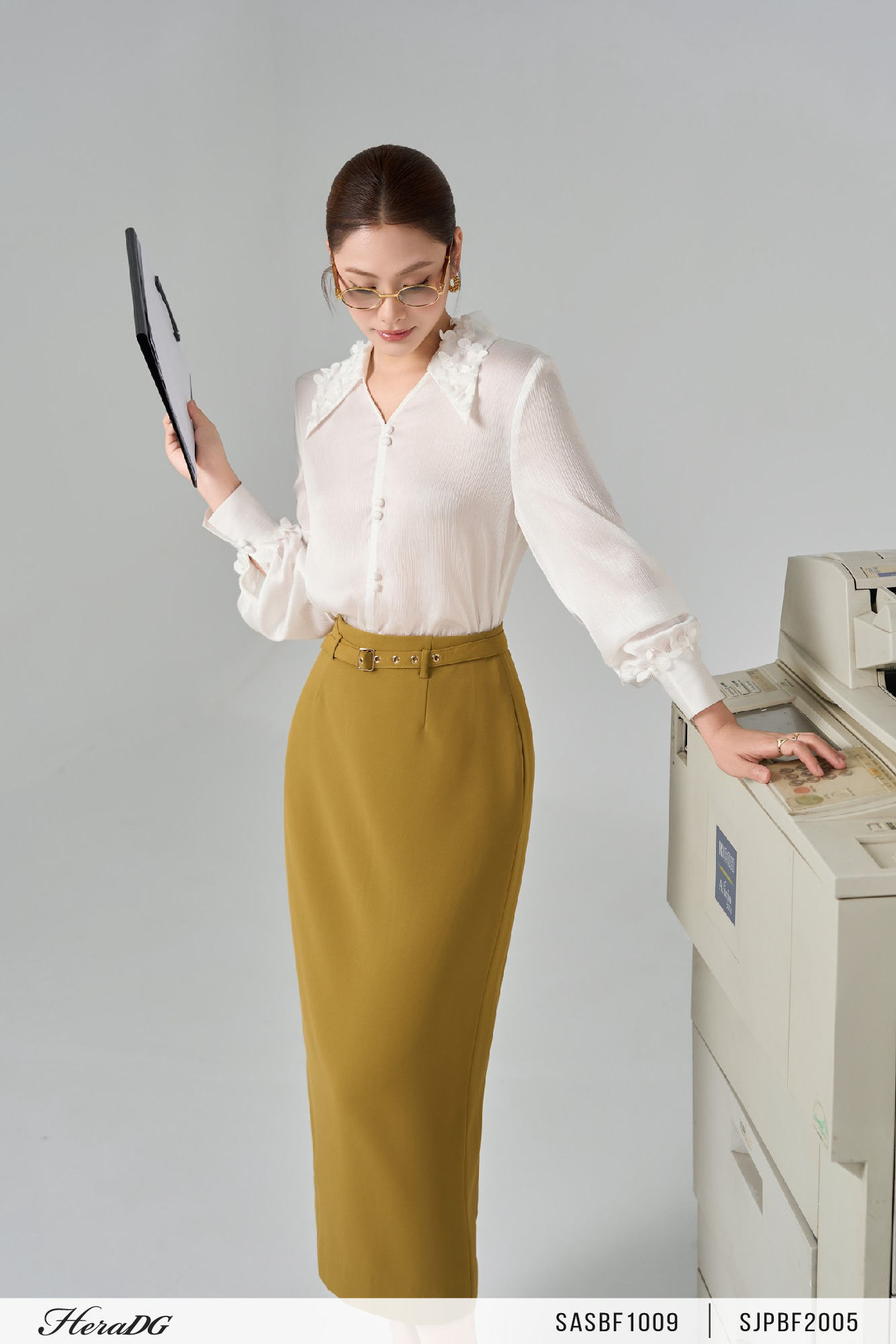 Ảnh của Áo sơ mi cổ và măng séc đính hoa