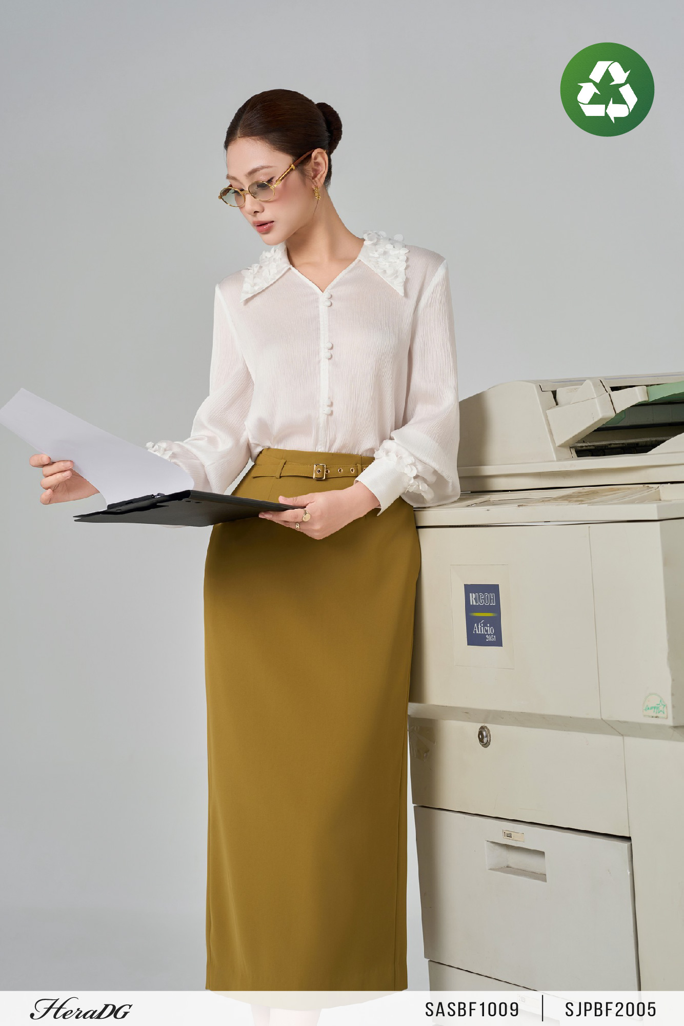 Ảnh của Áo sơ mi cổ và măng séc đính hoa