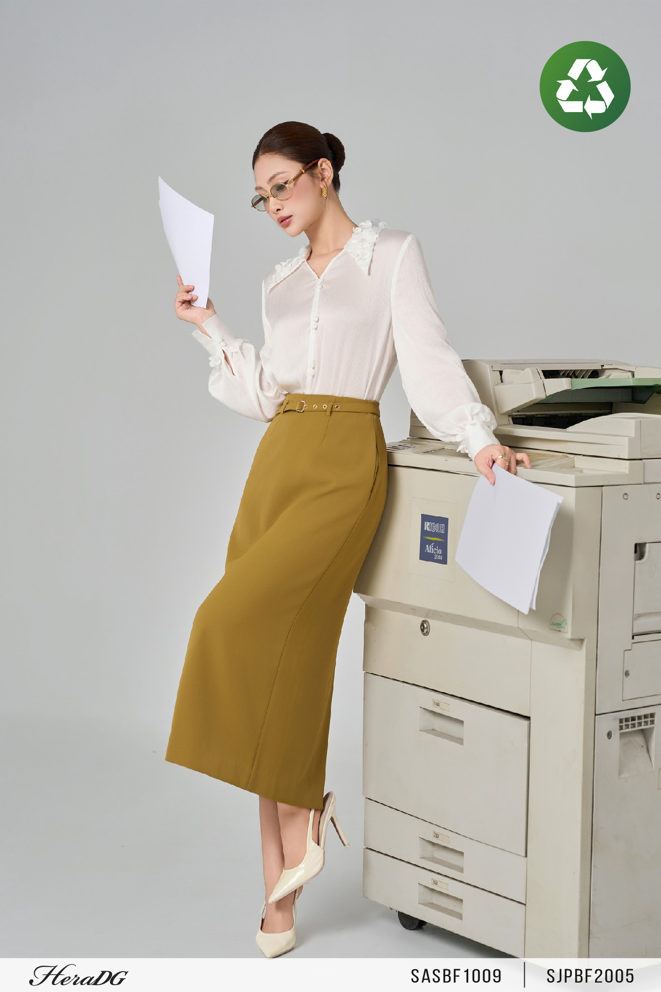 Ảnh của Áo sơ mi cổ và măng séc đính hoa