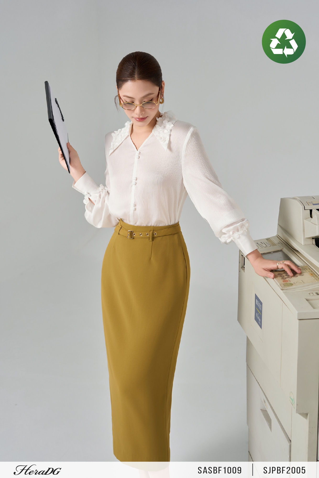 Ảnh của Áo sơ mi cổ và măng séc đính hoa