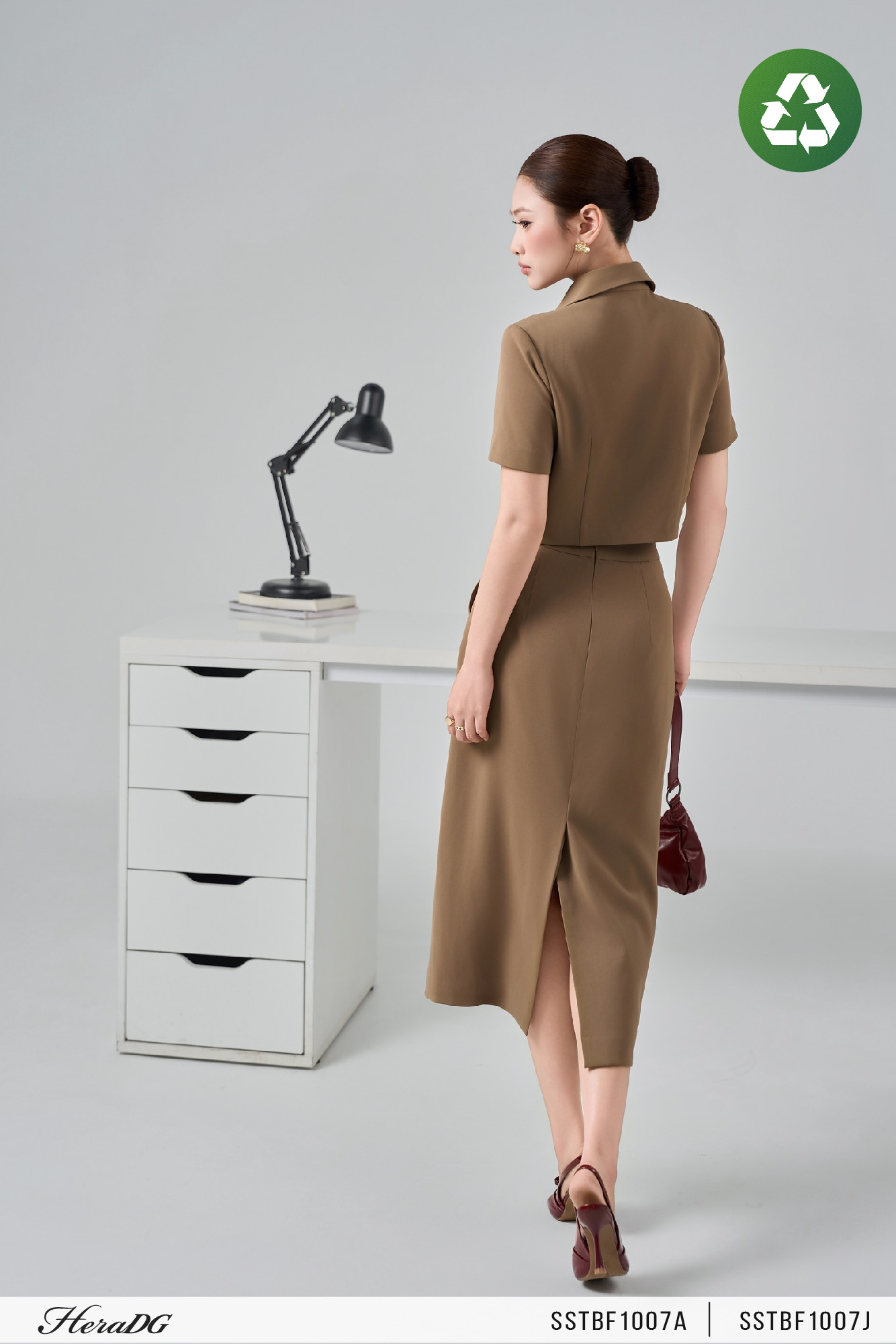 Ảnh của Chân váy suông xẻ sau