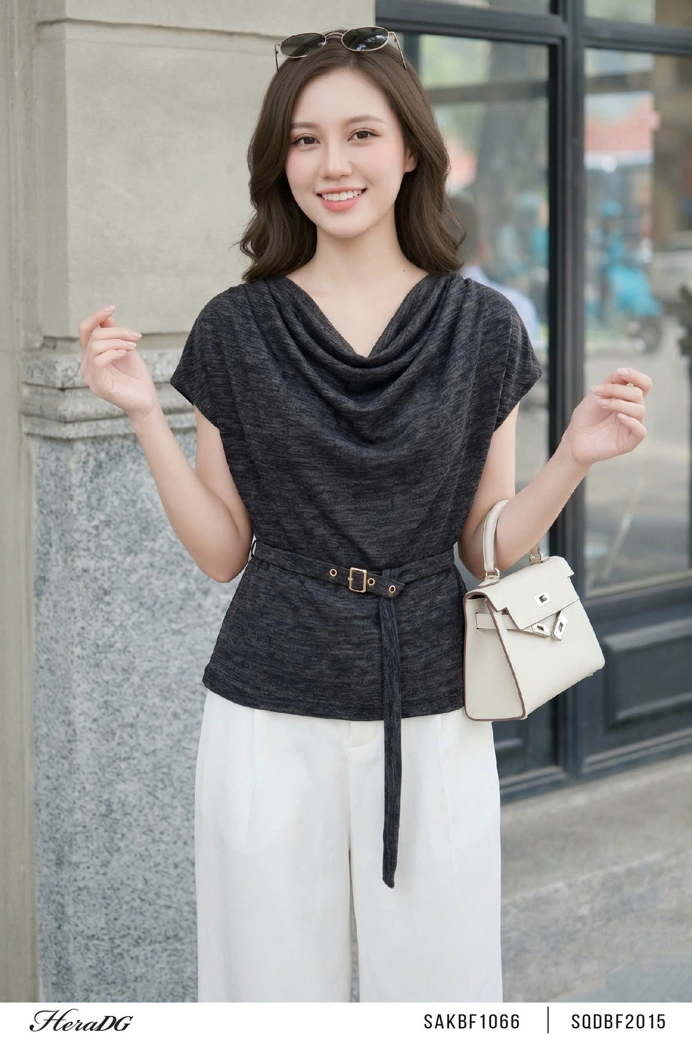 Ảnh của Áo thun cổ đổ kèm đai