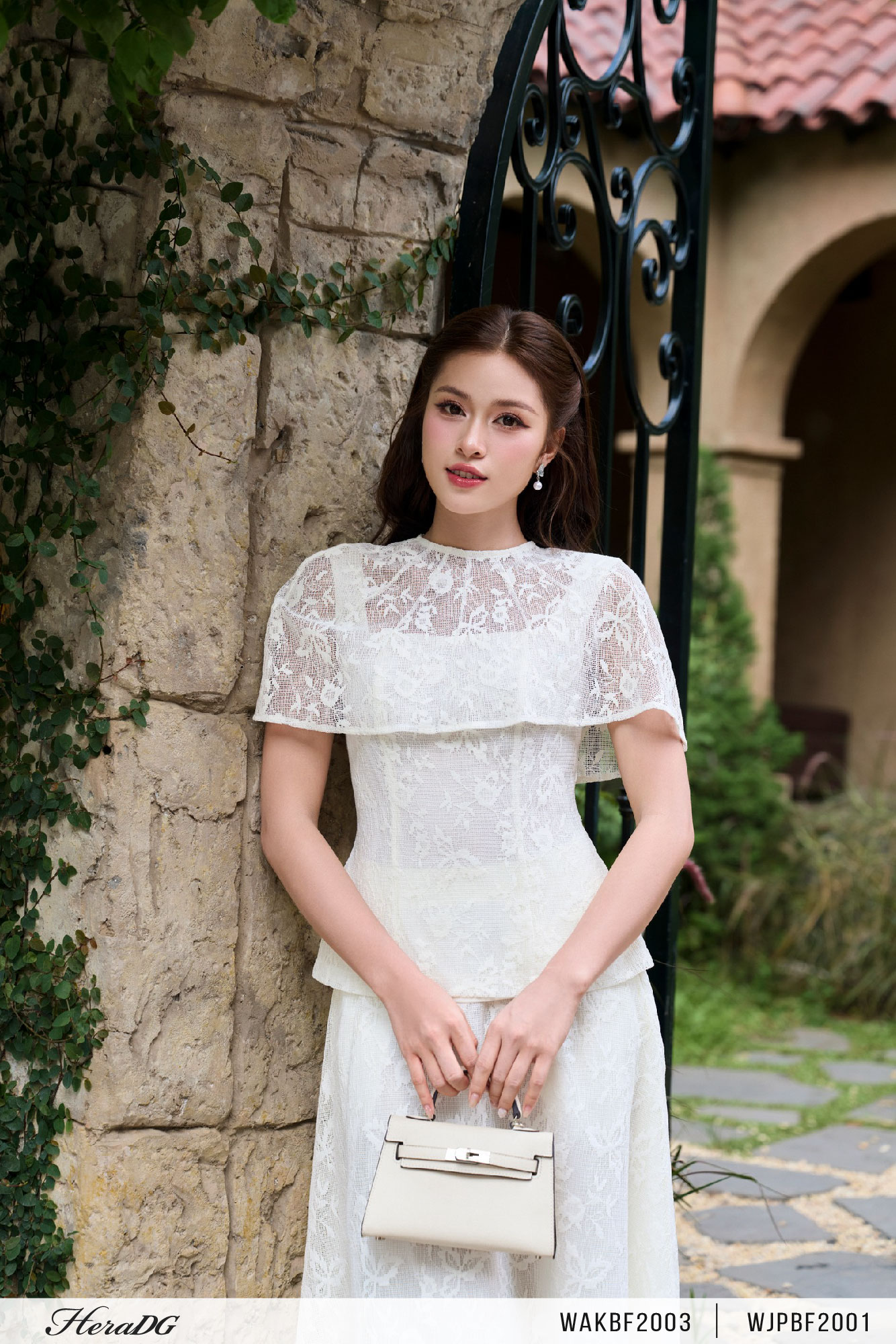 Ảnh của Áo kiểu peplum có cape